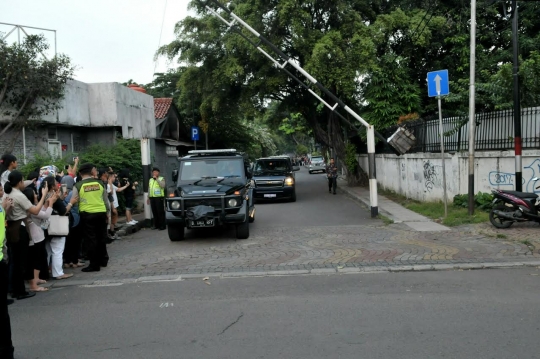 Naik Chevrolet hitam, Obama kunjungi SDN 01 Menteng