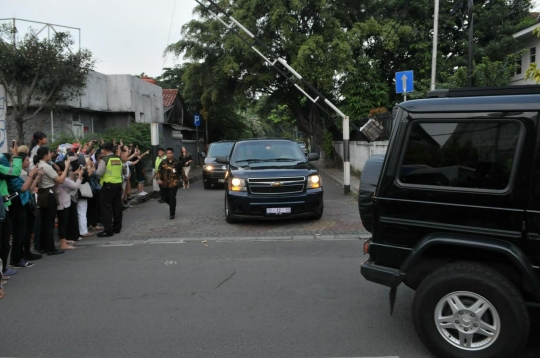 Naik Chevrolet hitam, Obama kunjungi SDN 01 Menteng