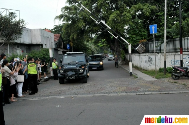 Foto : Naik Chevrolet hitam, Obama kunjungi SDN 01 Menteng 