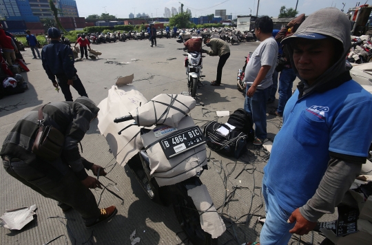 Ratusan motor pemudik tiba di Stasiun Jakarta Gudang