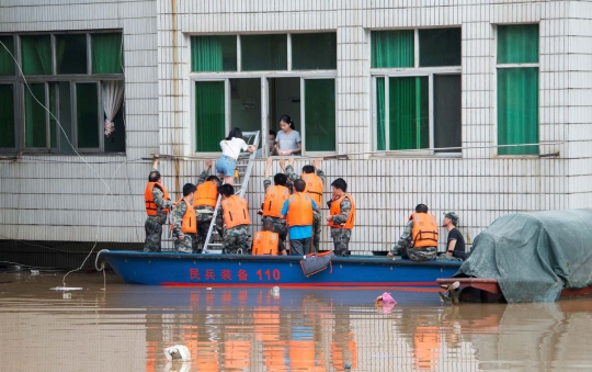 Banjir parah landa China, ratusan ribu warga diungsikan