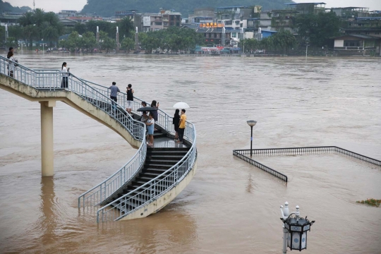 Banjir parah landa China, ratusan ribu warga diungsikan