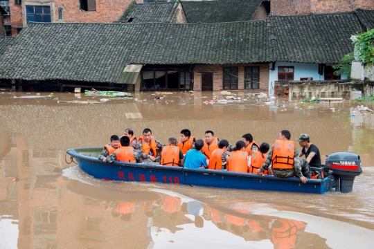 Banjir parah landa China, ratusan ribu warga diungsikan