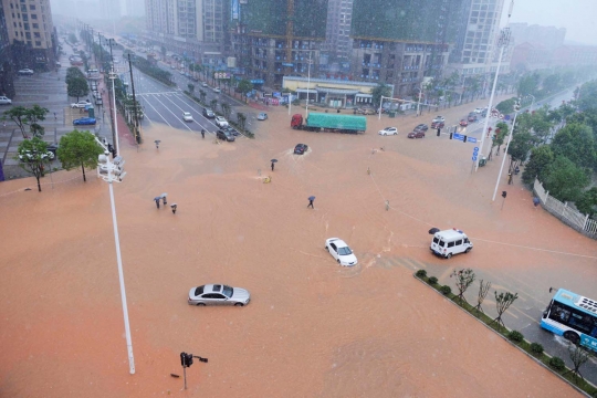 Banjir parah landa China, ratusan ribu warga diungsikan