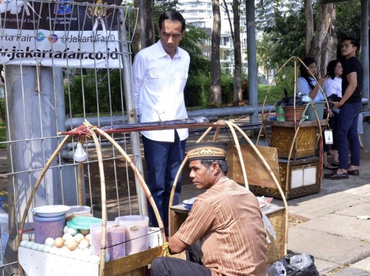 Keseruan Jokowi ngopi dan jajan kerak telor bersama keluarga