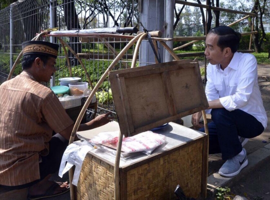 Keseruan Jokowi ngopi dan jajan kerak telor bersama keluarga