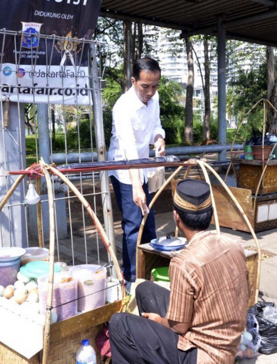 Keseruan Jokowi ngopi dan jajan kerak telor bersama keluarga