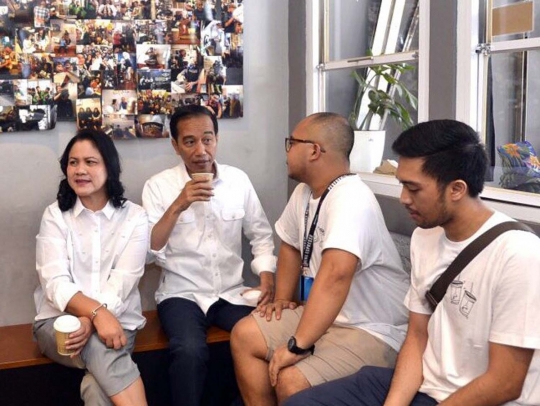 Keseruan Jokowi ngopi dan jajan kerak telor bersama keluarga