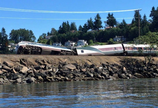 Kereta Amtrak tergelincir di Washington, 4 gerbong keluar rel