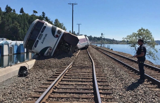 Kereta Amtrak tergelincir di Washington, 4 gerbong keluar rel