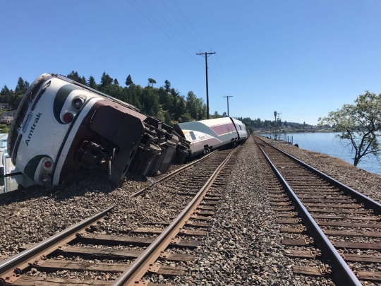 Kereta Amtrak tergelincir di Washington, 4 gerbong keluar rel