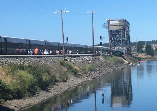 Kereta Amtrak tergelincir di Washington, 4 gerbong keluar rel