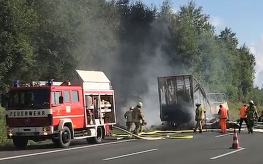 Bus di Jerman terbakar hebat usai tabrak truk, 31 orang terluka