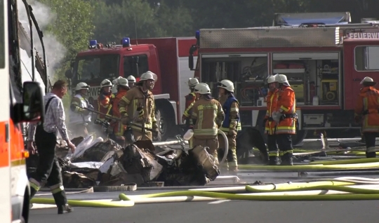 Bus di Jerman terbakar hebat usai tabrak truk, 31 orang terluka