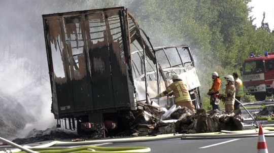 Bus di Jerman terbakar hebat usai tabrak truk, 31 orang terluka