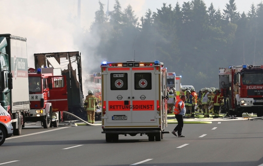 Bus di Jerman terbakar hebat usai tabrak truk, 31 orang terluka