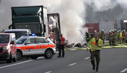 Bus di Jerman terbakar hebat usai tabrak truk, 31 orang terluka