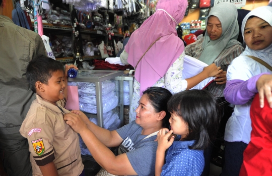 Jelang tahun ajaran baru, toko pakaian sekolah diserbu warga