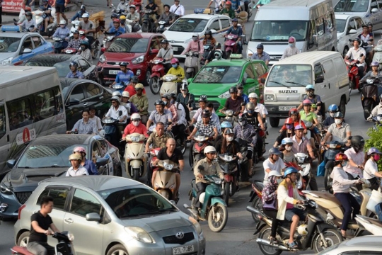 Semrawutnya jalanan Hanoi dipadati jutaan sepeda motor