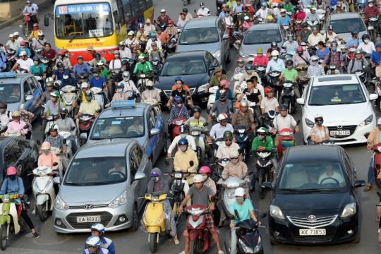 Semrawutnya jalanan Hanoi dipadati jutaan sepeda motor