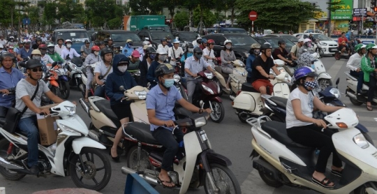 Semrawutnya jalanan Hanoi dipadati jutaan sepeda motor