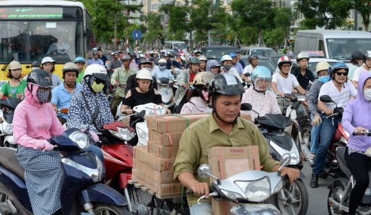 Semrawutnya jalanan Hanoi dipadati jutaan sepeda motor