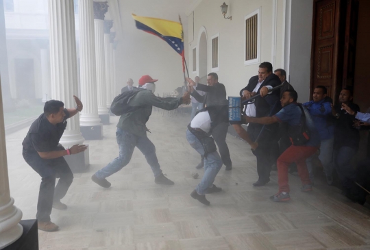 Kebrutalan anggota parlemen Venezuela pukuli pendukung Maduro