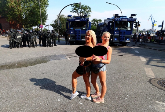 Aksi nekat demonstran anti-G20 umbar payudara ke polisi