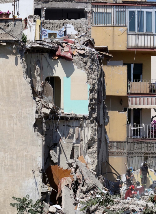 Apartemen 5 lantai roboh, 3 tewas dan dua keluarga hilang tertimbun