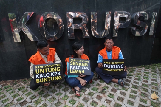 Aksi aktivis gelar drama parodi di Gedung KPK