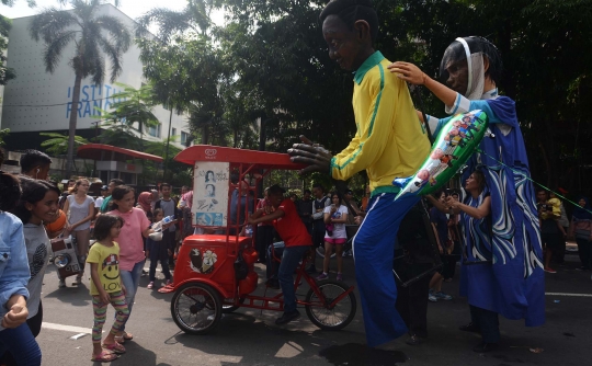 Aksi boneka raksasa hebohkan pengunjung car free day di Thamrin