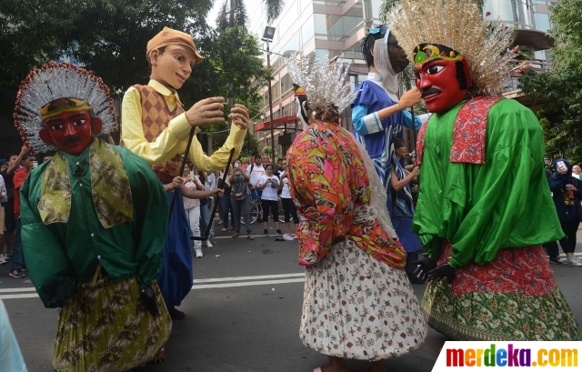 Foto Aksi boneka  raksasa hebohkan pengunjung car free 