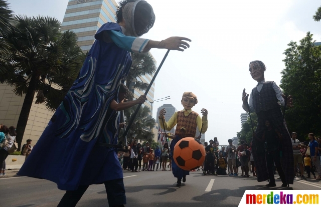 Foto Aksi boneka  raksasa hebohkan pengunjung car free 