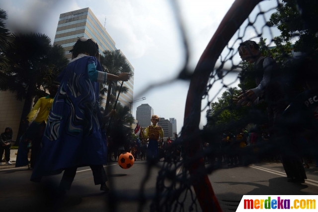 Foto Aksi boneka  raksasa hebohkan pengunjung car free 