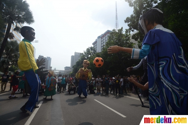 Foto Aksi boneka  raksasa hebohkan pengunjung car free 