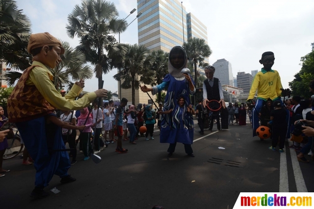 Foto Aksi boneka  raksasa hebohkan pengunjung car free 