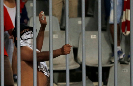 Brutalnya suporter sepakbola Mesir, lempar flare & kursi ke lapangan