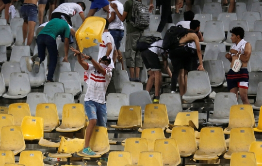 Brutalnya suporter sepakbola Mesir, lempar flare & kursi ke lapangan
