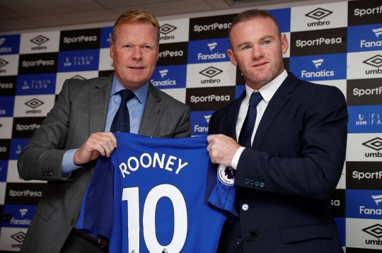 Wajah semringah Rooney pamer jersey Everton