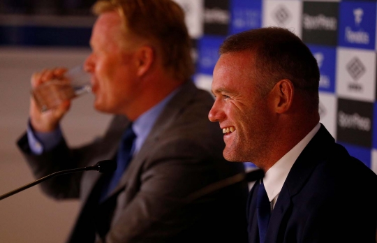 Wajah semringah Rooney pamer jersey Everton