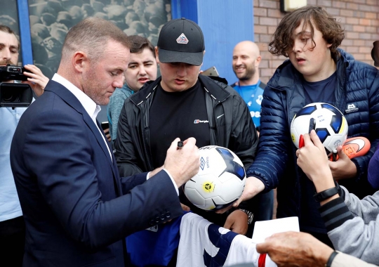 Wajah semringah Rooney pamer jersey Everton