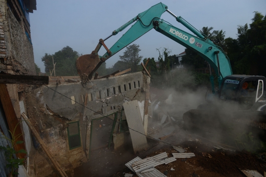 Aksi dua alat berat gusur ratusan rumah warga di Bukit Duri