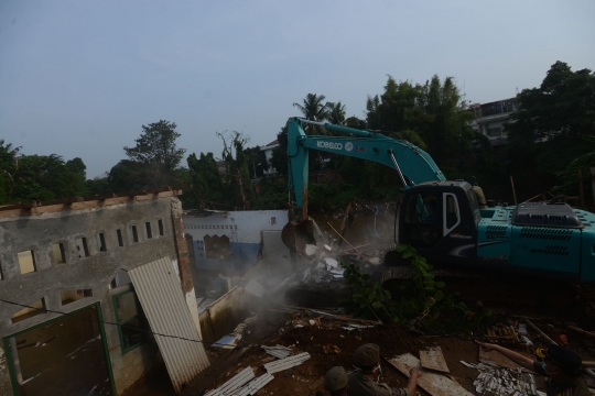 Aksi dua alat berat gusur ratusan rumah warga di Bukit Duri