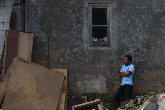 Aksi dua alat berat gusur ratusan rumah warga di Bukit Duri