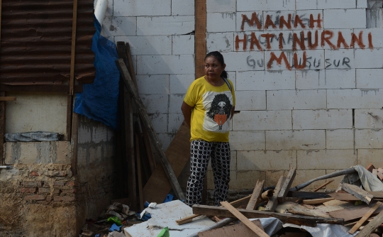 Aksi dua alat berat gusur ratusan rumah warga di Bukit Duri