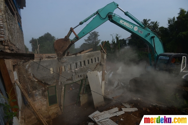 Foto : Aksi dua alat berat gusur ratusan rumah warga di 