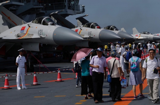 Pertama kali, kapal induk China berlabuh di Hong Kong