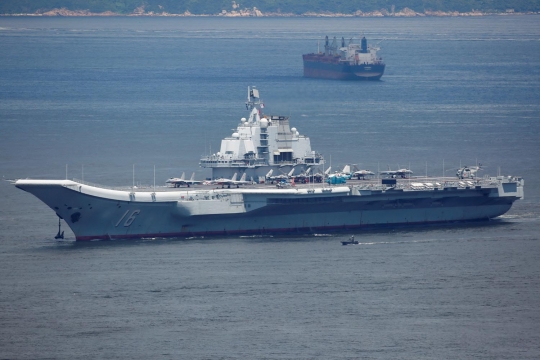 Pertama kali, kapal induk China berlabuh di Hong Kong
