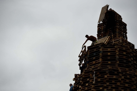 Melihat api unggun raksasa tradisi Eleventh Night di Irlandia Utara