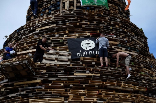 Melihat api unggun raksasa tradisi Eleventh Night di Irlandia Utara